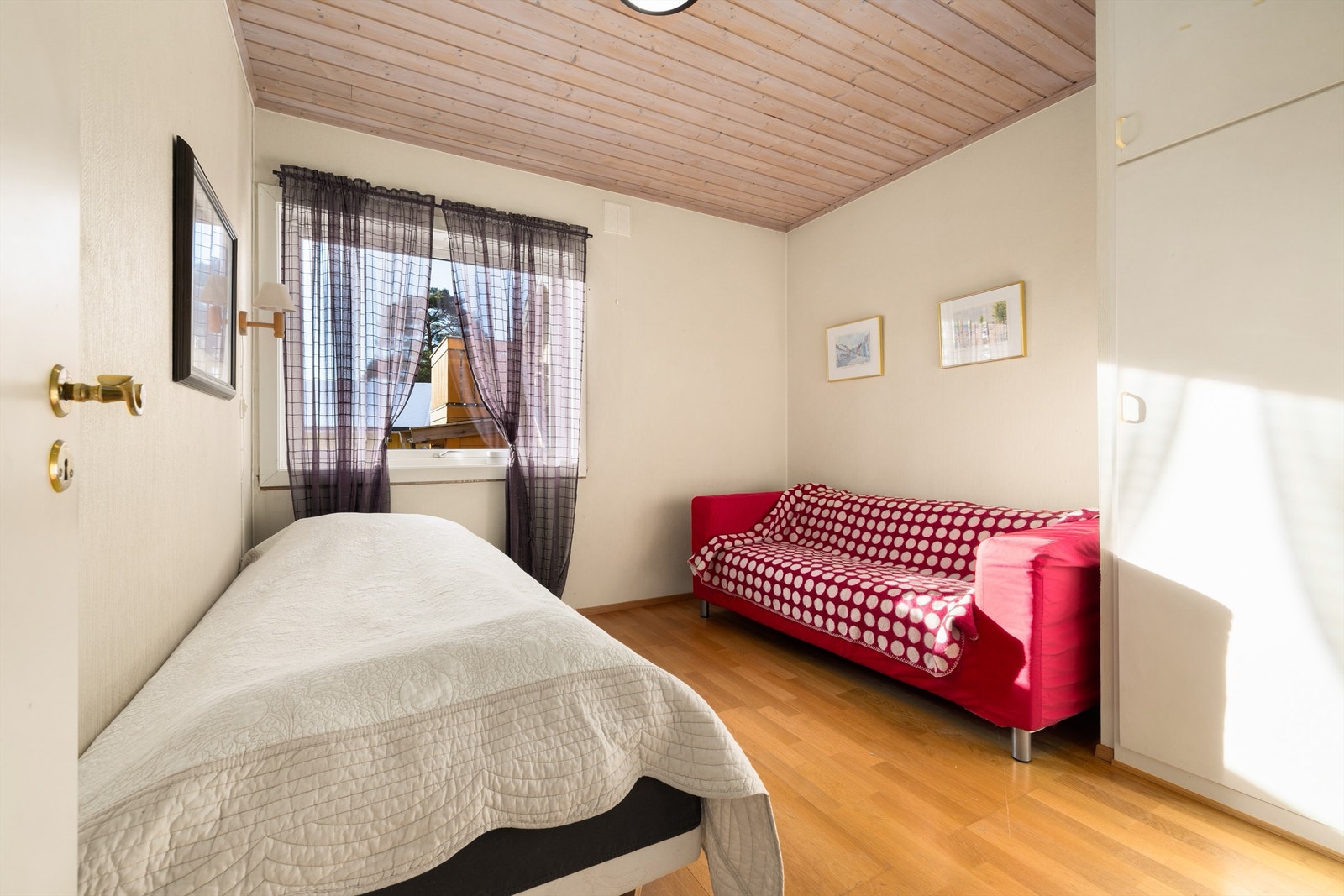 Faste garderobeskap fra byggeåret inngår i begge etasjens soverom. Dette har ca. 8 kvm. gulvflate. Galleribilde