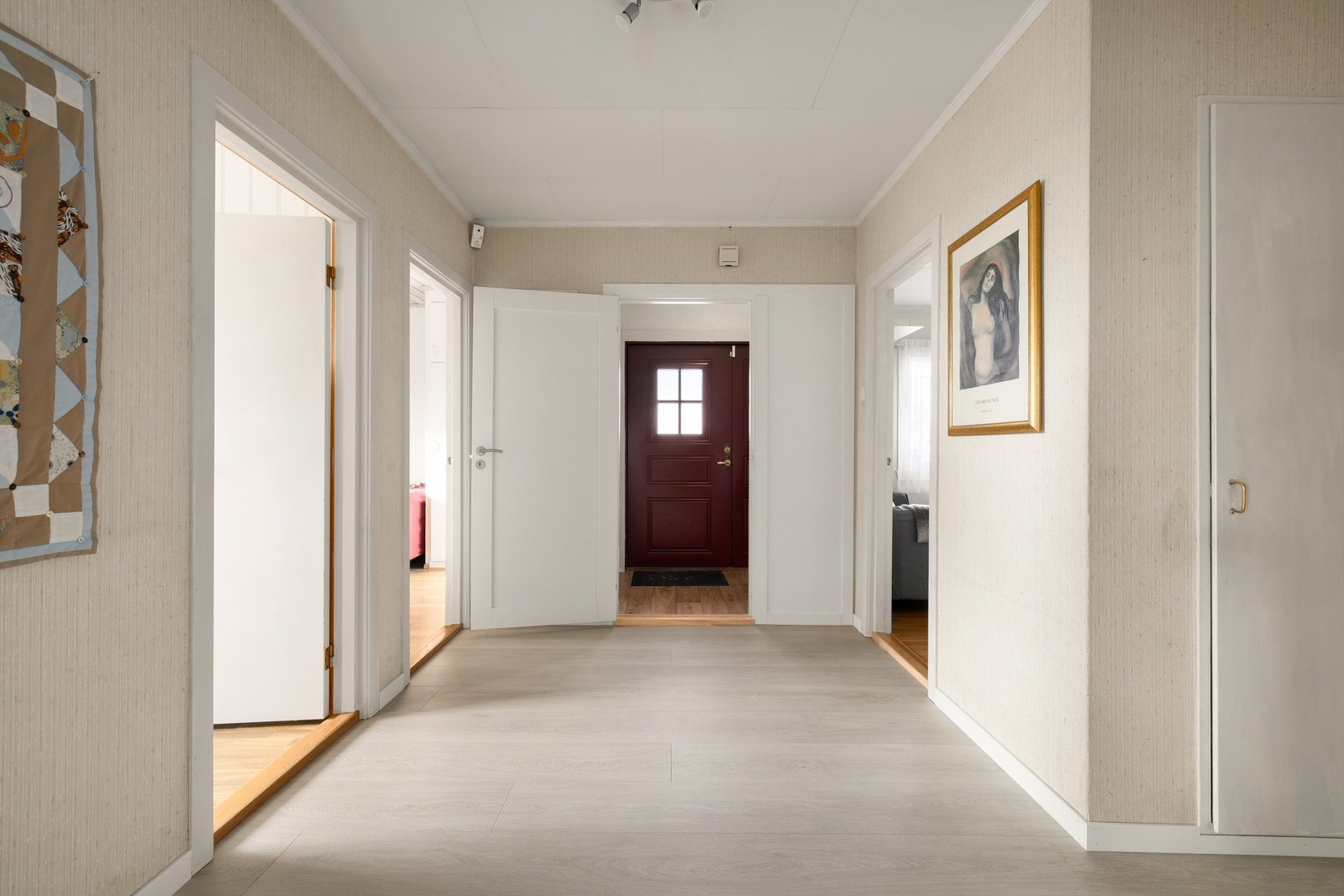 Soverommene i første etasje er trukket lengst mulig unna de sosiale rommene og samlet rundt gangens ytre del. Veggen mot entreen er nylig kledd inn, med ny innerdør. Galleribilde