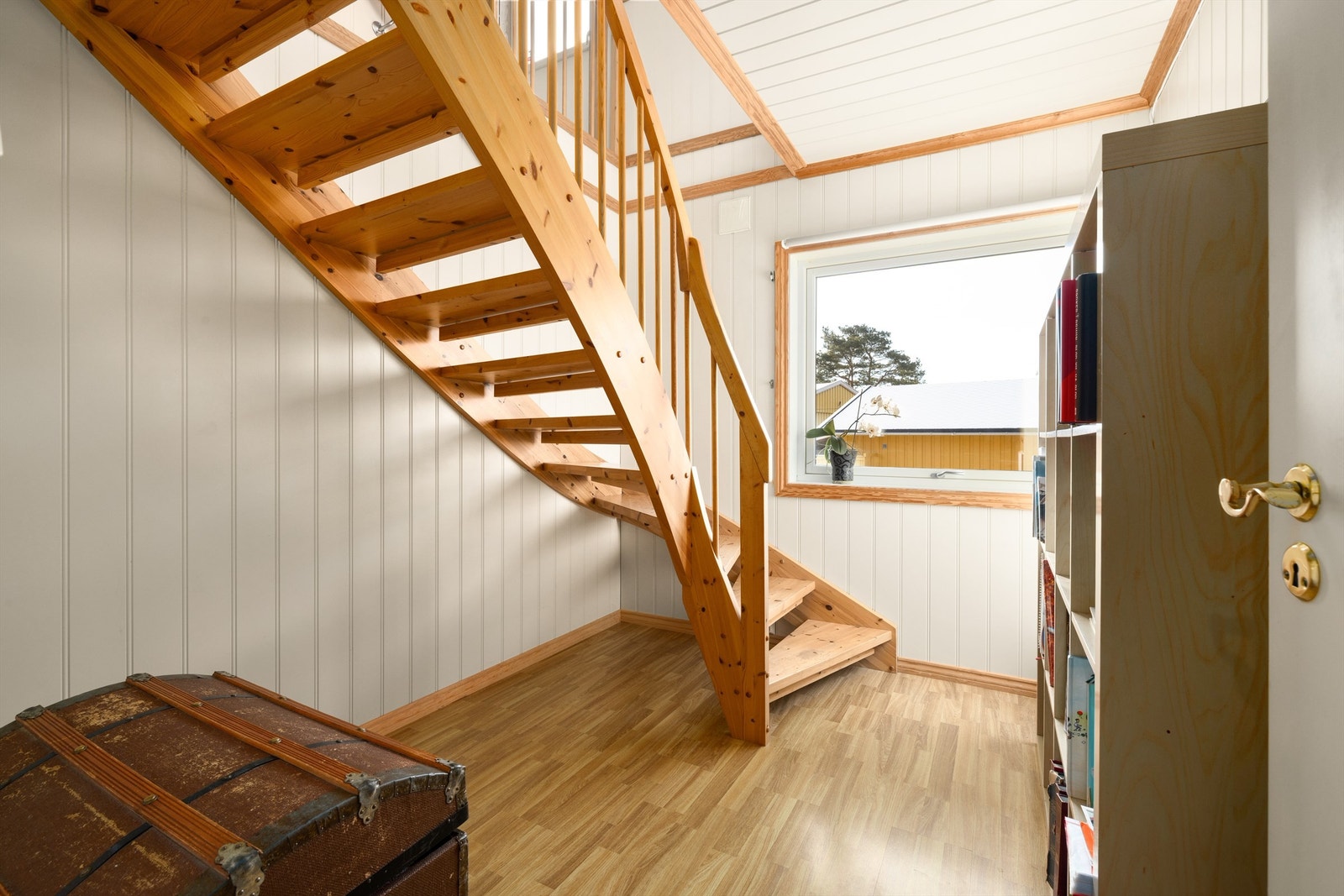 I forbindelse med innredning av andre etasje ble ett av opprinnelig tre soverom i første etasje omdisponert til trapperom. Galleribilde