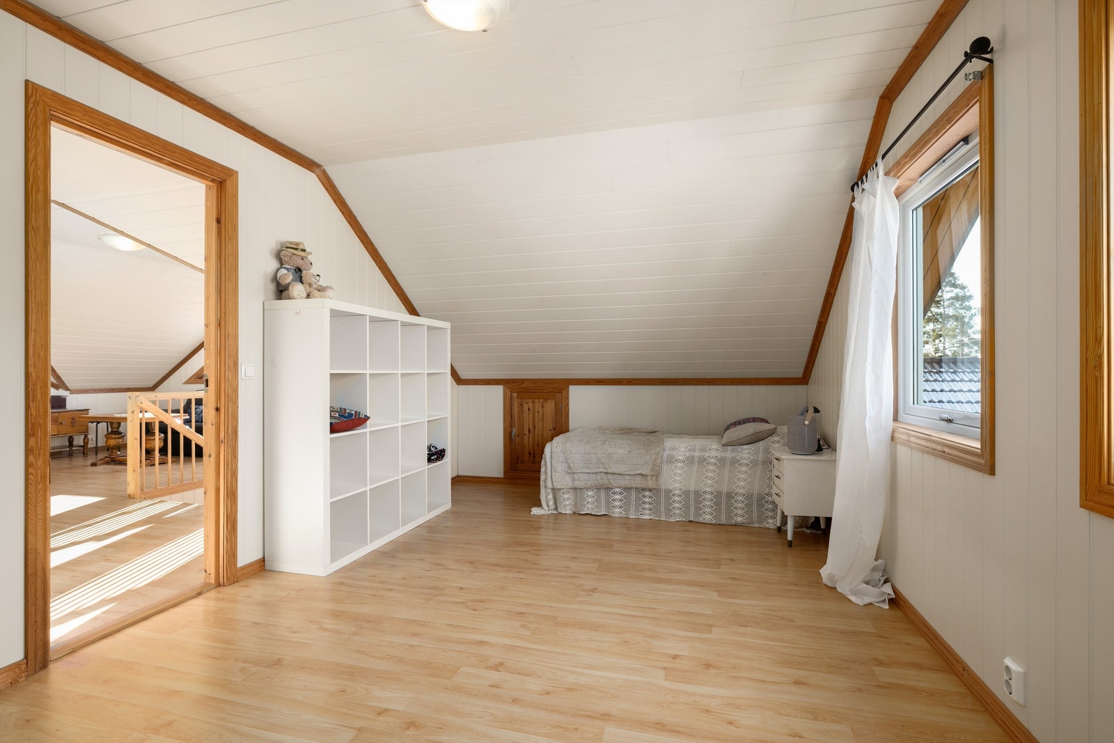 Tre soverom inngår i andre etasje, dette over 20 kvm. gulvflate. Galleribilde