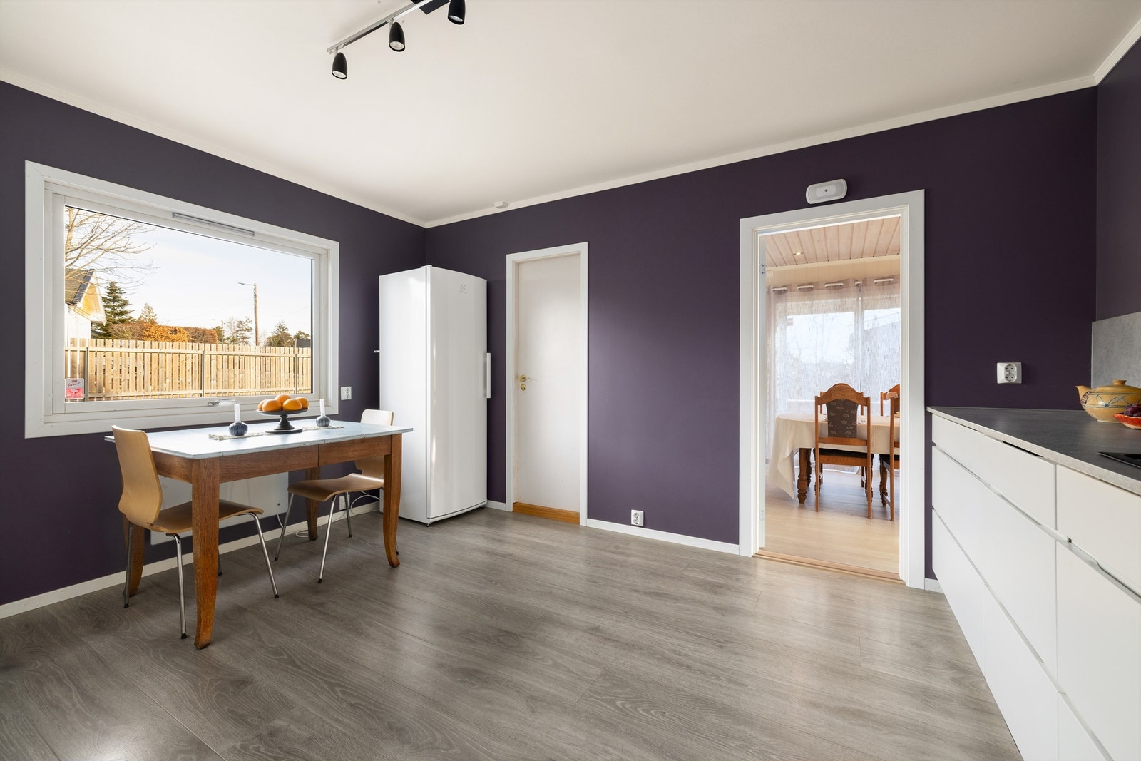 Kjøkkenet ble i 2018 pusset opp med nytt gulv av samme type som stuen, nye overflater på vegger og ny kjøkkeninnredning fra Kvik. Galleribilde