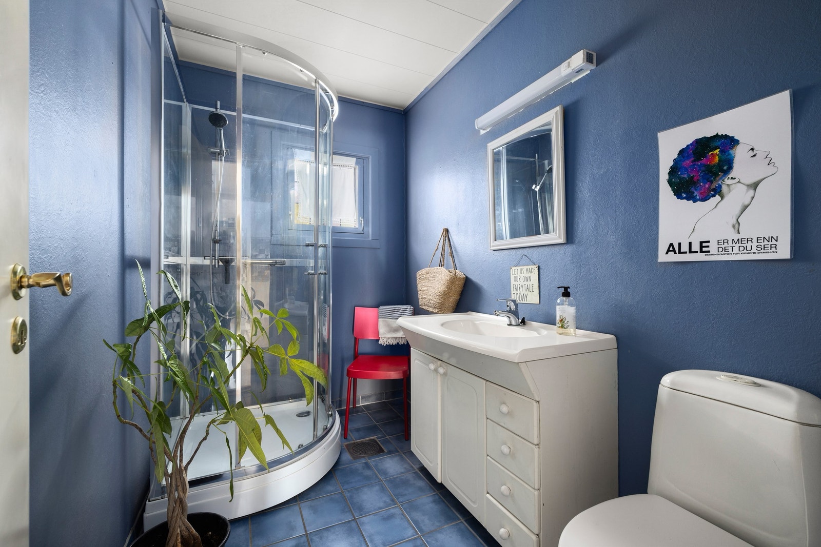 Badet i første etasje ble i 2003 oppgradert med nytt tettesjikt og nye gulvfliser. Ytterligere oppgradering bør påregnes. Galleribilde