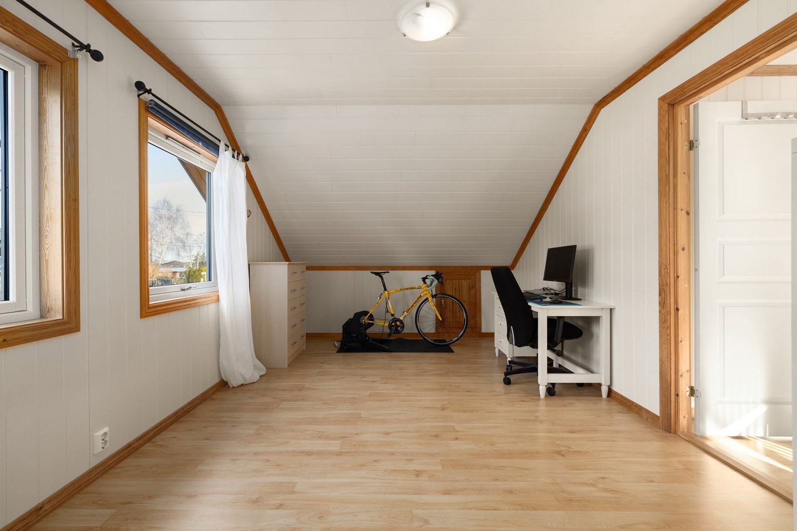 Stort areal gjør dette rommet velegnet som ungdomsrom eller et alternativ hovedsoverom. Galleribilde