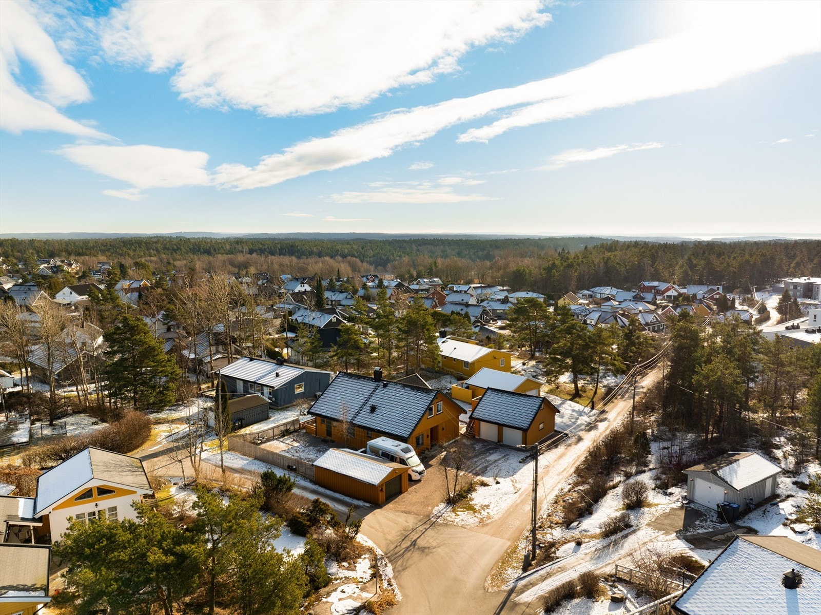 Ny dobbelgarasje ble oppført i 2015. Eldre garasje ble i 2024 oppgradert med nytt EL-anlegg. Stikkontakt godkjent for lading av EL-bil er montert på husvegg. Galleribilde