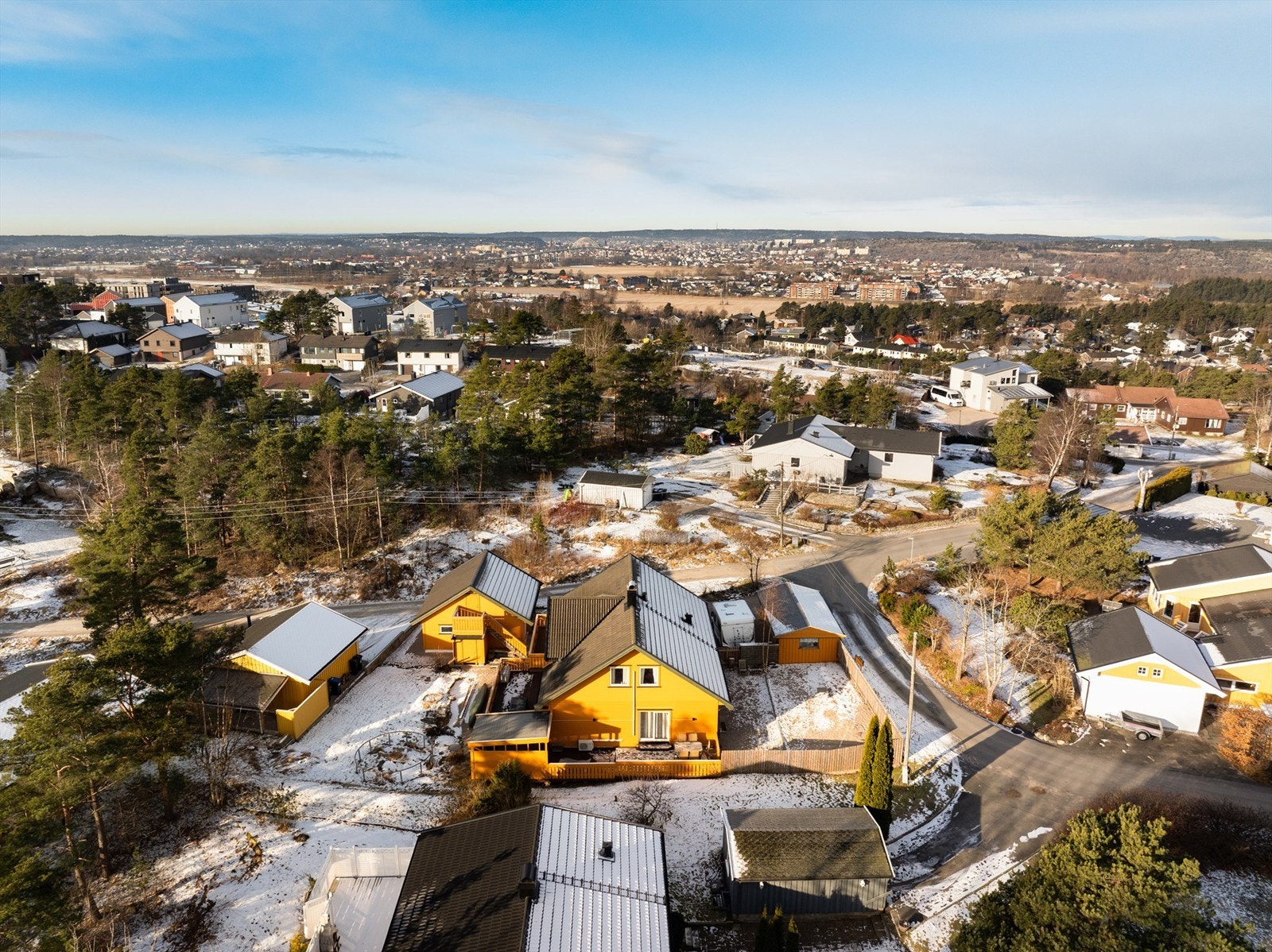 Eiendommen er tilbaketrukket på øvre del av det familievennlige Moenfeltet på Begby. Galleribilde