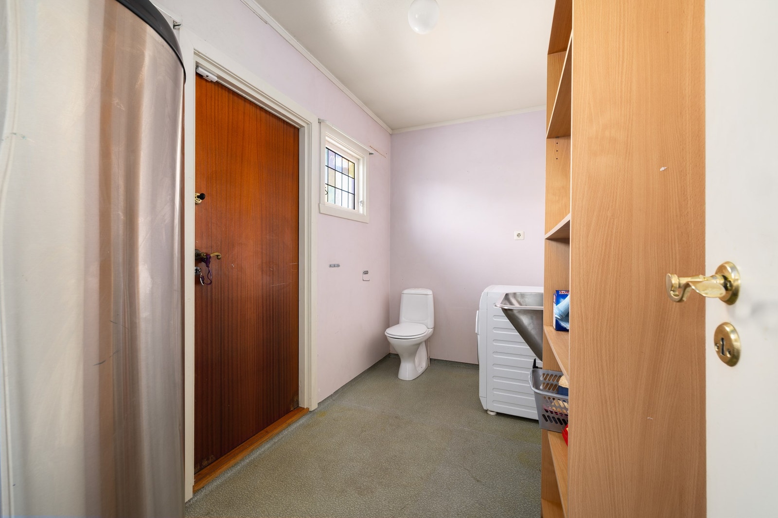 Varmtvannsbereder fra 2007 på hele 300 liter står i vaskerommet, tilknyttet kjøkkenet. Vaskerommet er for øvrig fra byggeåret. Galleribilde