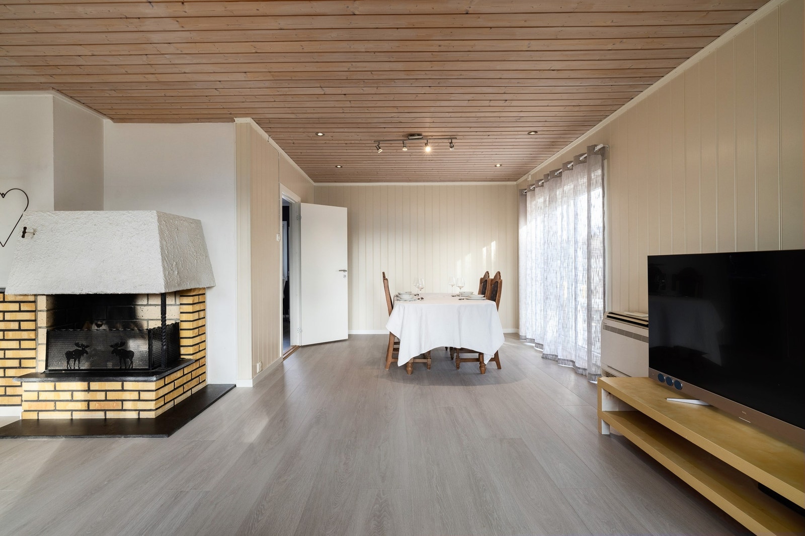 I tillegg til nyere vedovn inneholder stuen både gruepeis og varmepumpe. Ny innerdør mellom stuen og kjøkkenet er satt inn i senere år. Galleribilde