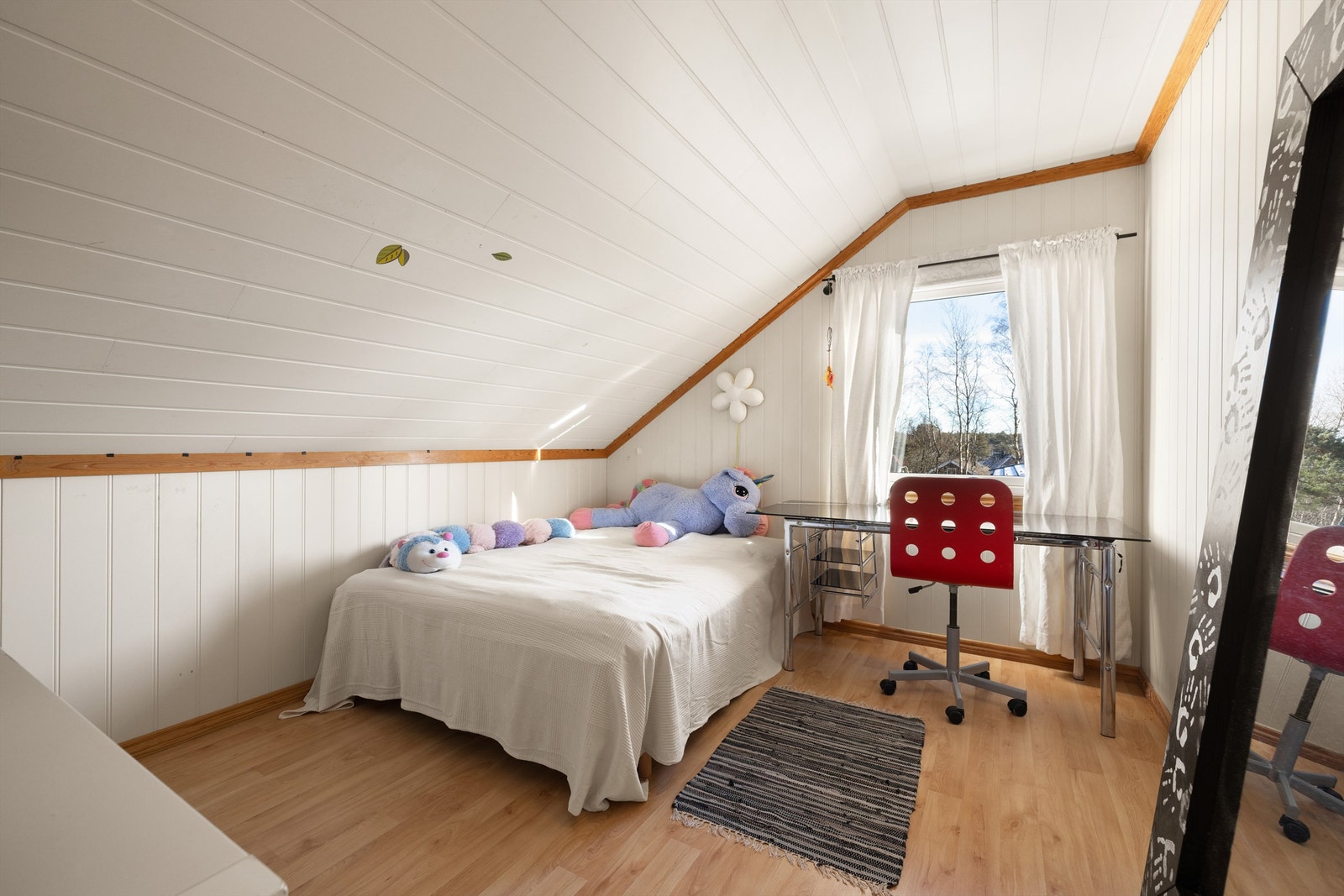 Dette og tilstøtende soverom har begge ca. 11 kvm. gulvflate. Galleribilde