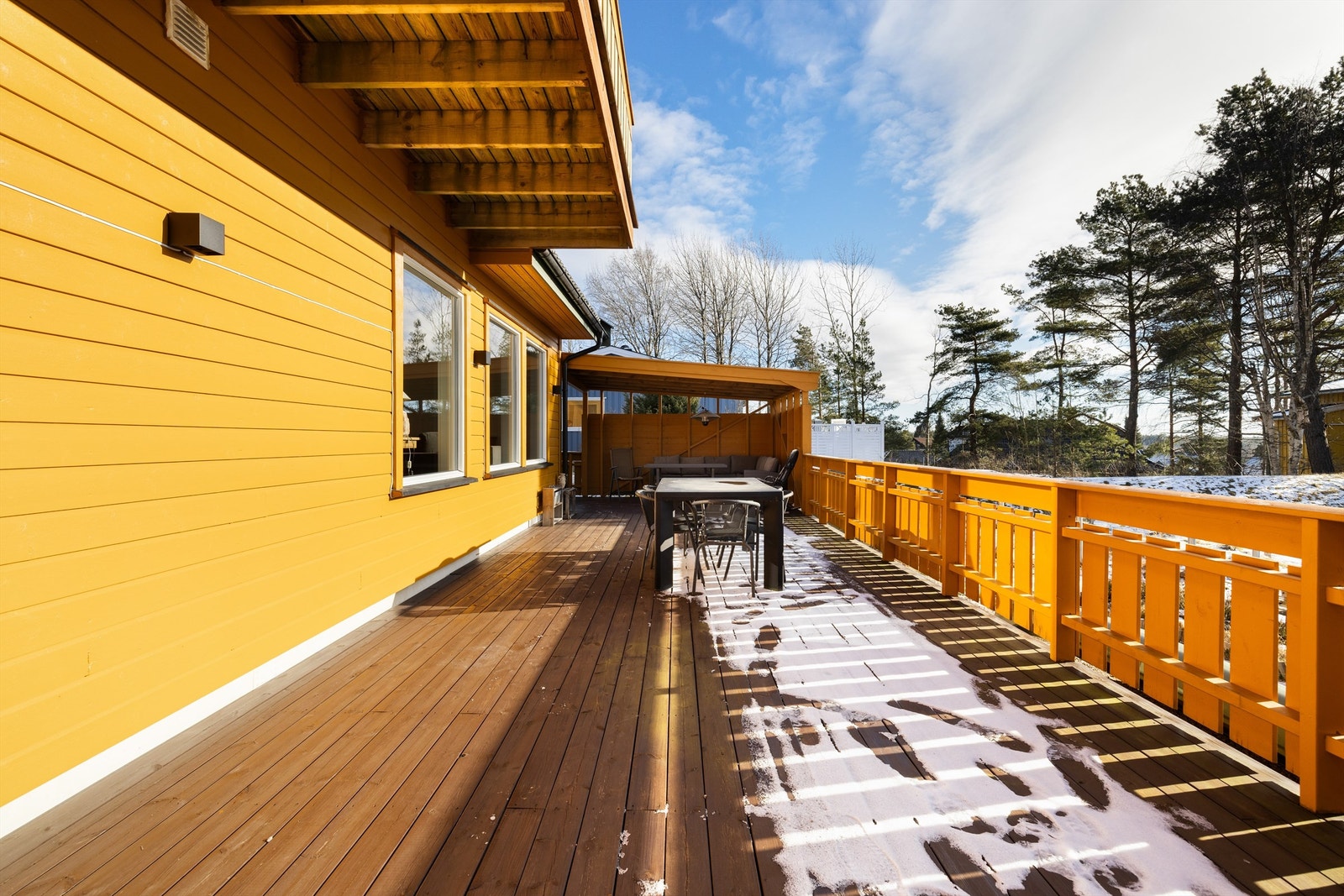 Ny terrasse ble oppført foran sør- og østsiden i 2015. På begge sider er også vinduer skiftet ut, ytterveggene etterisolert og kledd om. Galleribilde