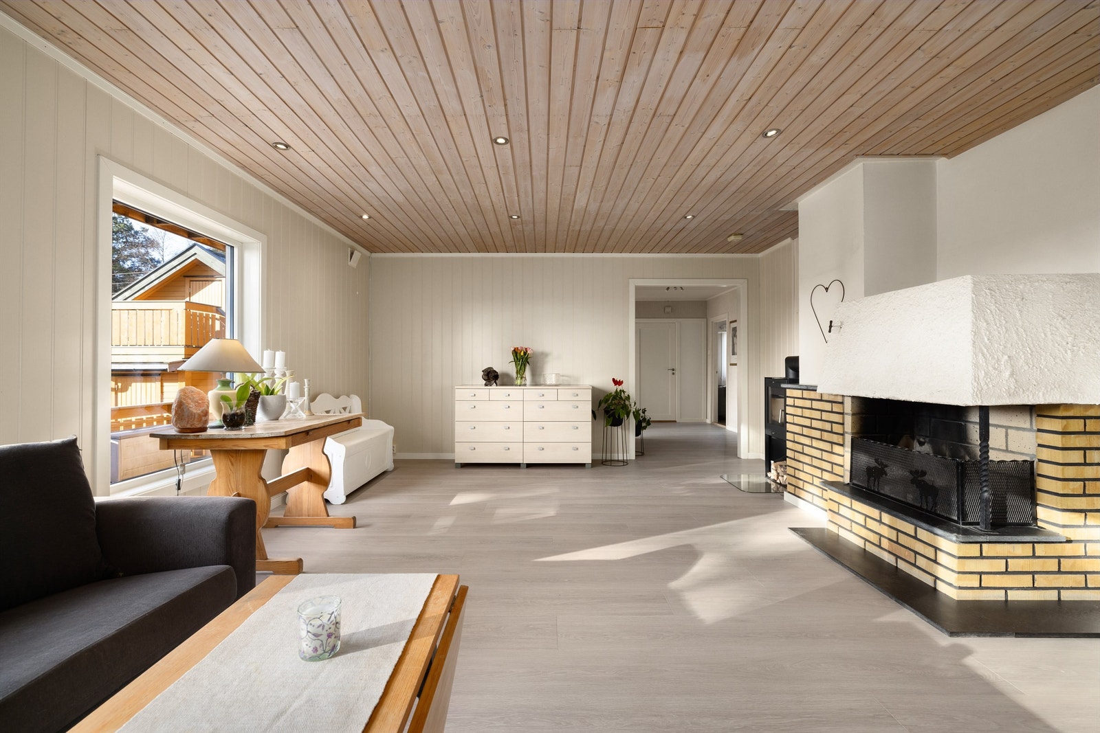 Nytt én-stavs laminatgulv er i senere år lagt gjennomgående og terskelfritt mellom stuen og gangen. Galleribilde