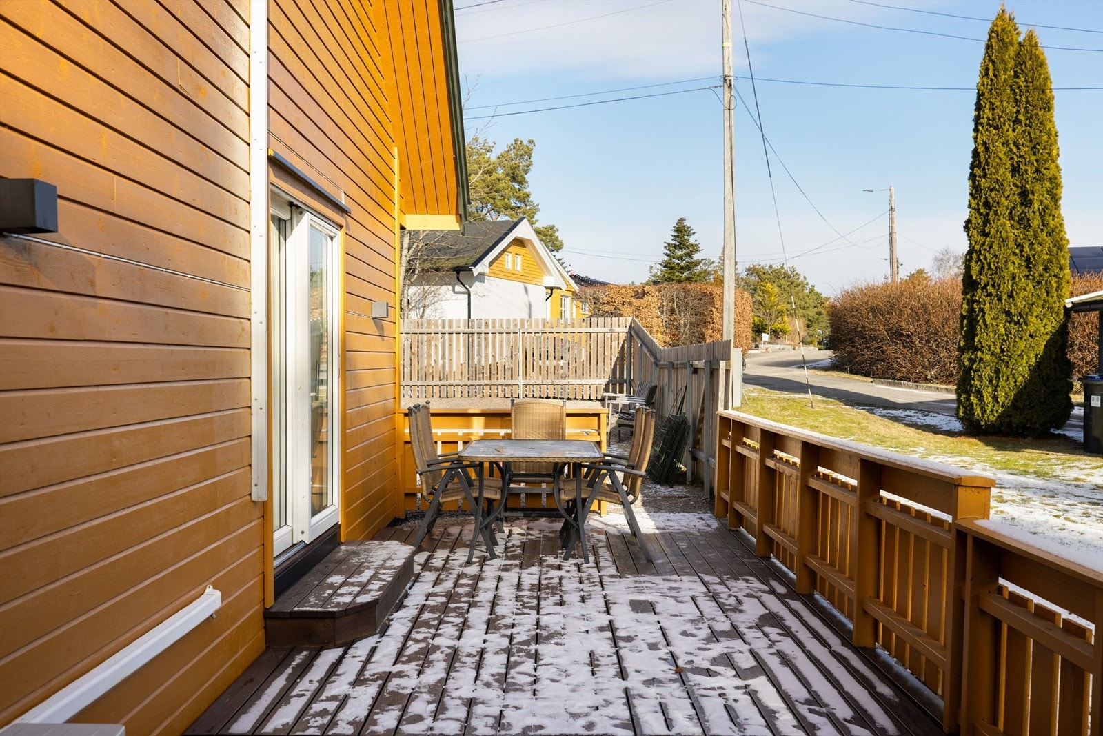 Terrassens østside er solfylt fra tidlig morgen sommerstid, perfekt for morgenkaffen. Ny utebelysning er montert på sør- og østveggen i 2024, koblet til Plejd. Galleribilde