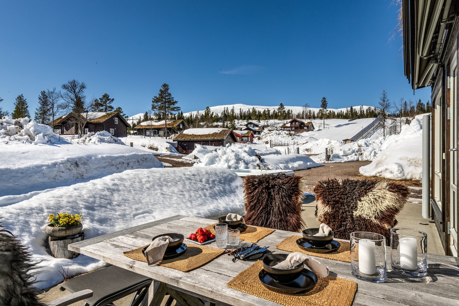 En solrik fellestomt på 3 mål rammer inn eiendommen og gir en fantastisk atmosfære! Utsikt til Trysilfjellet. Galleribilde