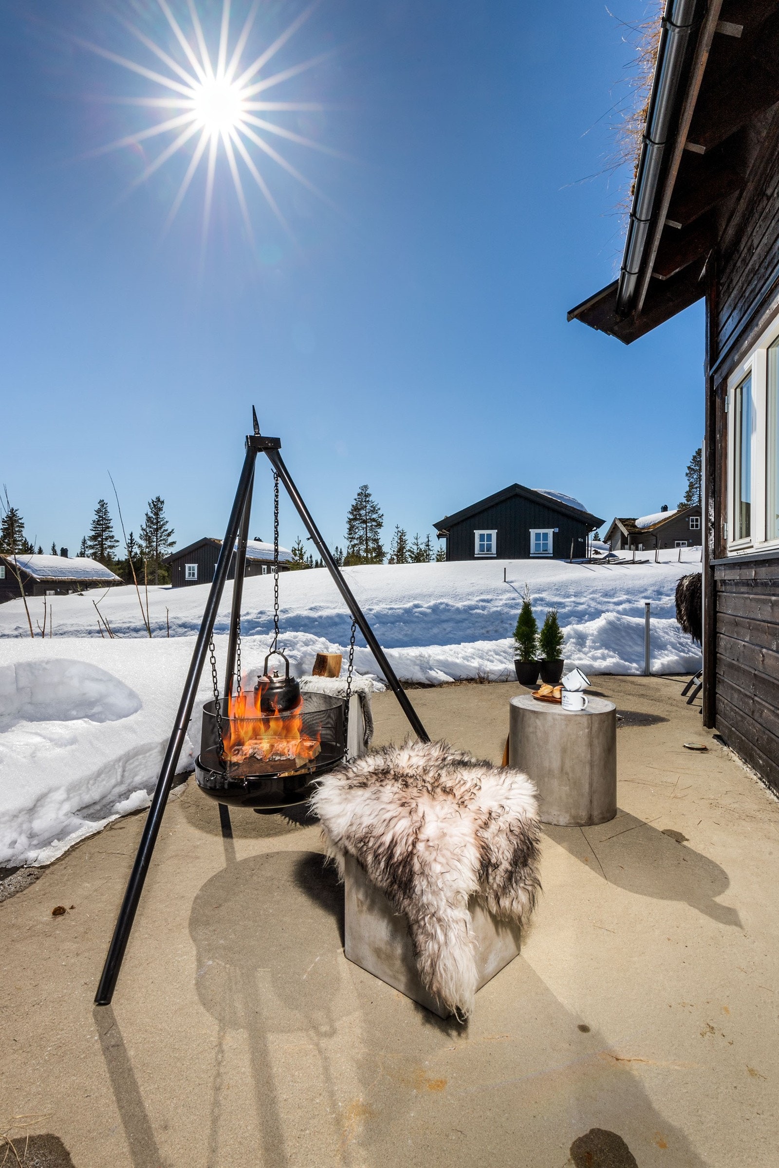 Fra stue/kjøkken er det utgang til syd- og vestvendt terrasse på ca 90 kvm. Terrasen har støpt betongdekke med belysning og varmekabler. Koselig grillplass på platting nedenfor. Galleribilde
