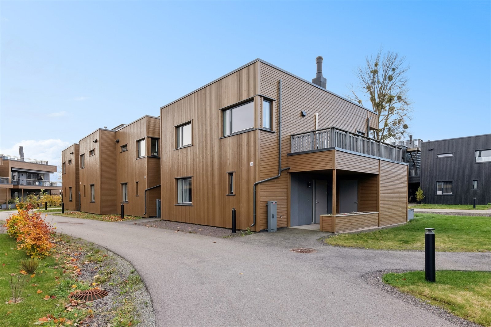Eiendommen strekker seg over to etasjer og tilbyr enkel adkomst samt utmerkede solforhold. Galleribilde