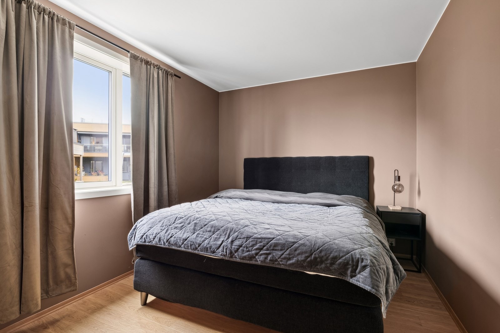 Hovedsoverommet er malt i en dus farge og har god plass til både dobbelseng og nattbord. Galleribilde