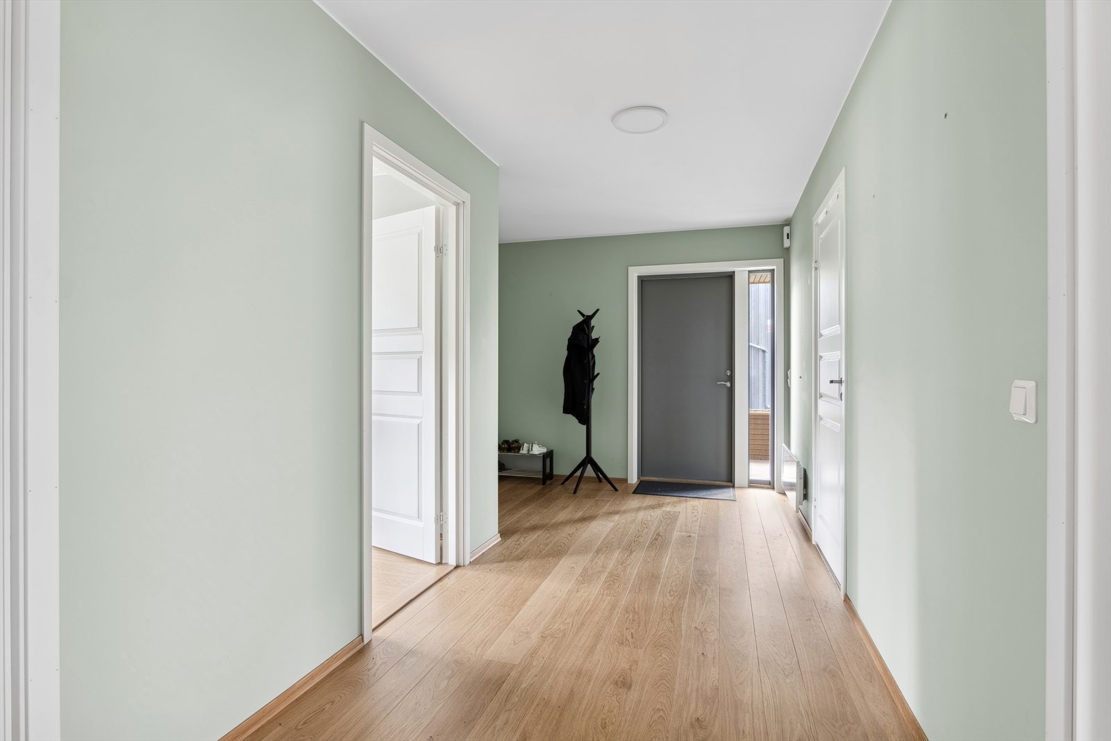Velkommen inn! Ved første møte med leiligheten blir man møtt av en romslig entré med rikelig plass til oppbevaring av yttertøy. Galleribilde