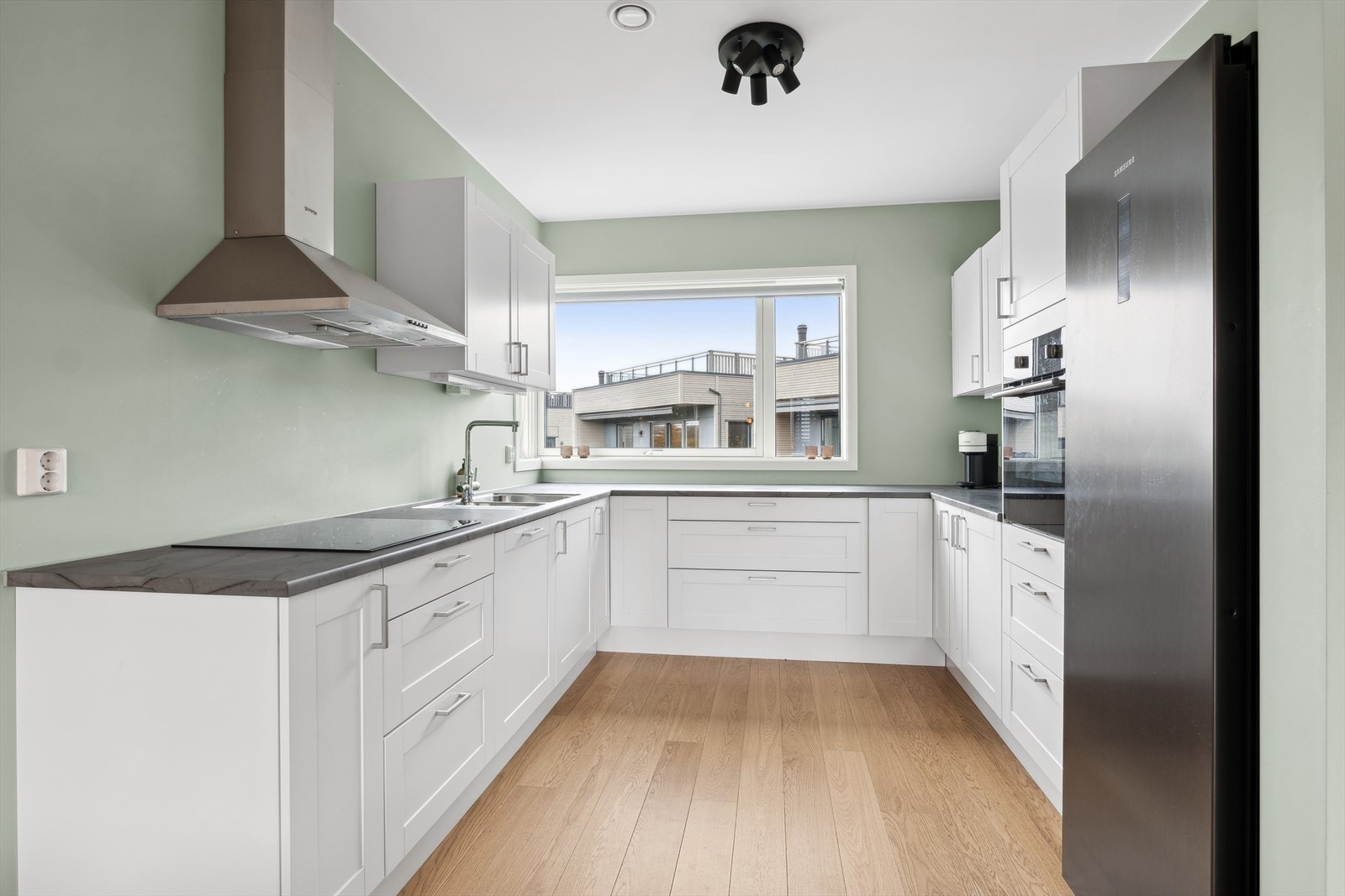 Kjøkkenet har også integrerte hvitevarer med oppvaskmaskin, stekeovn og induksjonstopp. Kjøl og fryseskap medfølger ikke. Galleribilde