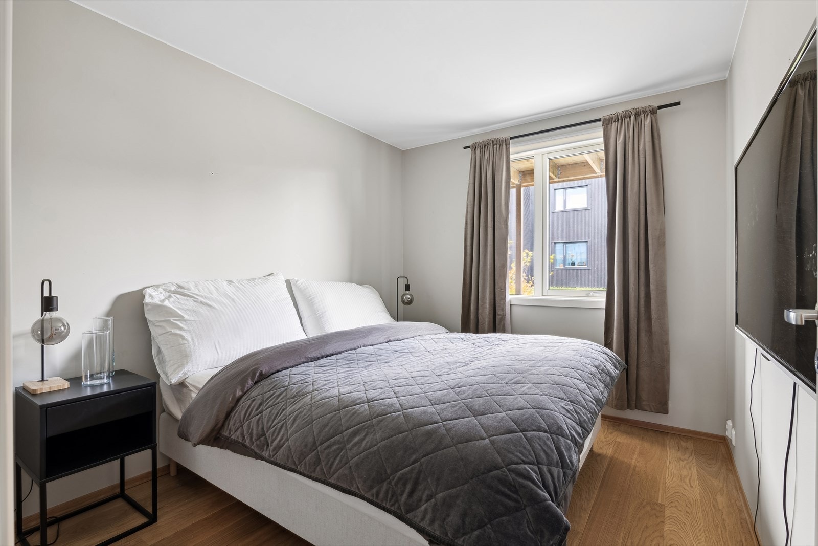 Soverom nummer to er også av god størrelse, noe som gir fleksibilitet til å bruke rommet som gjesterom, barnerom eller hjemmekontor. Galleribilde