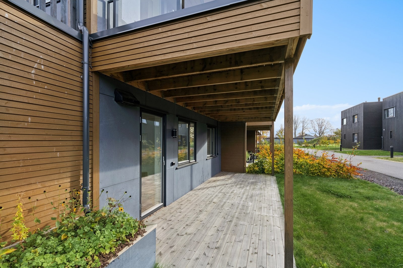 Fra boden i første etasje er det en egen utgang til markterrasse og hage. Galleribilde