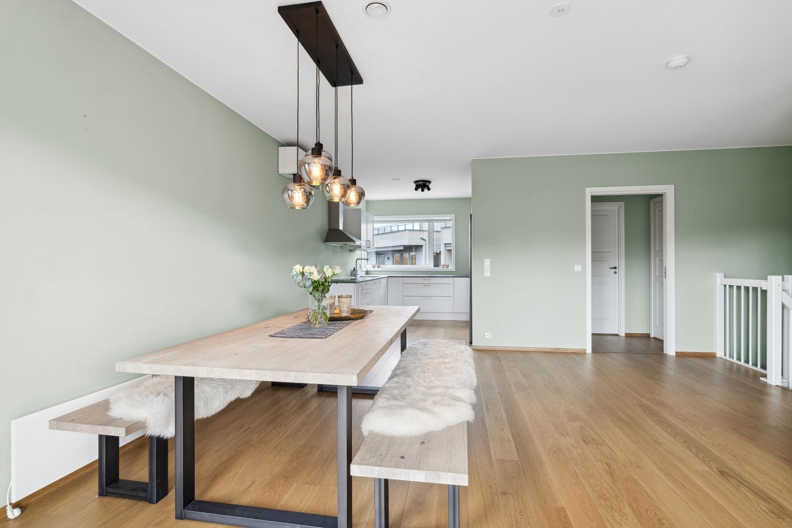 Stuen har rikelig med plass til å innrede en stor spisestue, med god plass til hele familien. Galleribilde