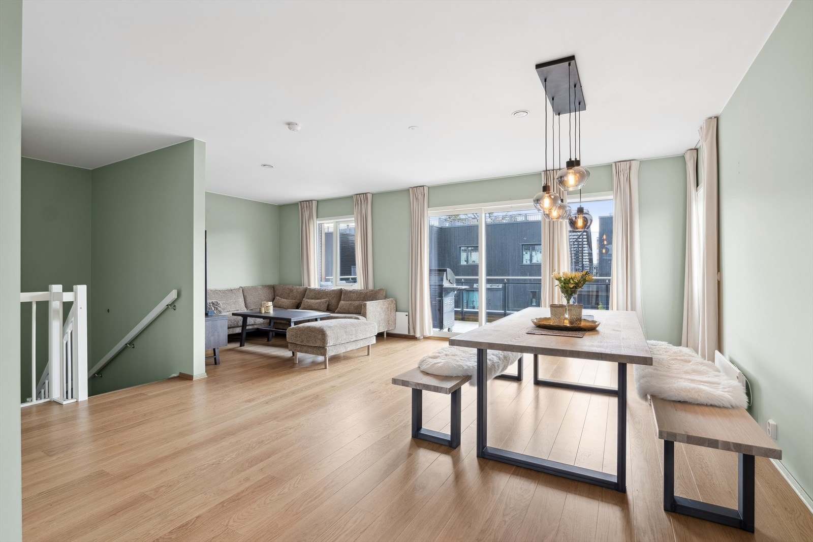 Stuen er lys og romslig, med mulighet for å innrede i flere soner. Store vindusflater bidrar til å slippe inn rikelig med dagslys, noe som gir en lys og innbydende atmosfære. Galleribilde