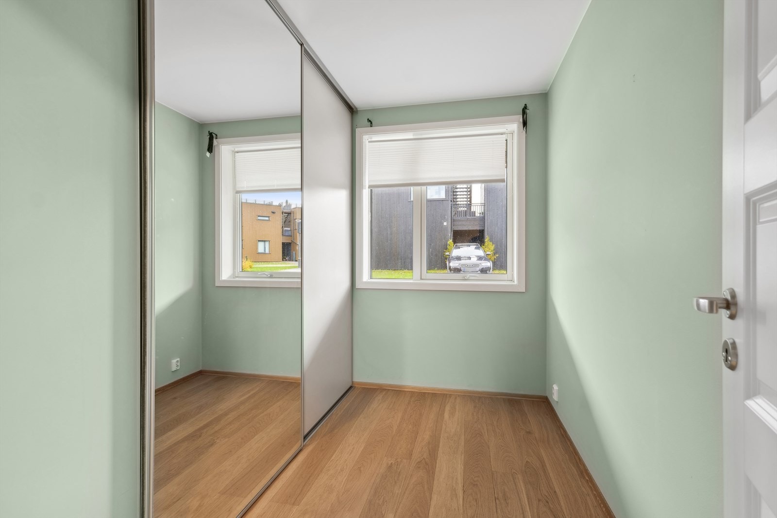 Soverom nummer 3 er innredet med et stort skyvedørsgarderobe for ekstra gode oppbevaringsmuligheter. Galleribilde