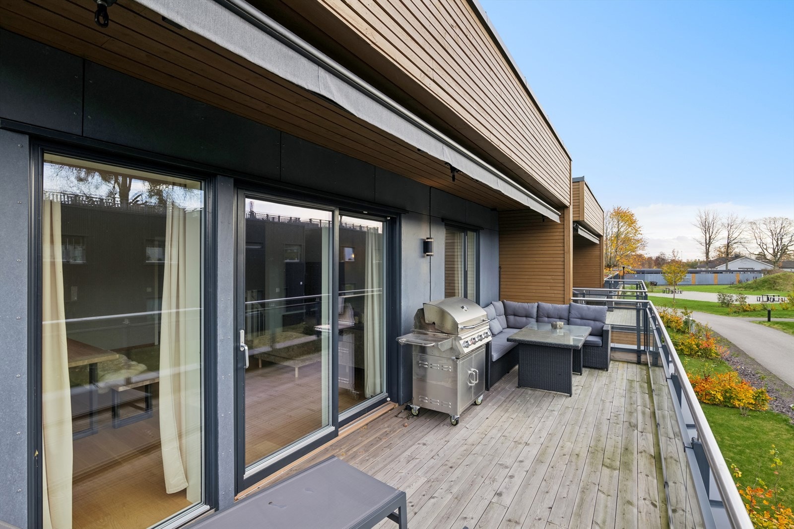 Fra stuen er det direkte utgang til en solfylt balkong. Galleribilde