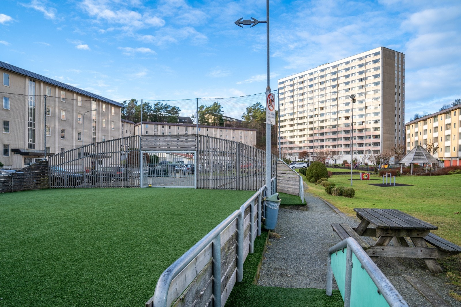 - Fint opparbeidet med lekeplasser, ballbinge, reningsapparater, lysthus og rikelig med benker i borettslaget - Galleribilde