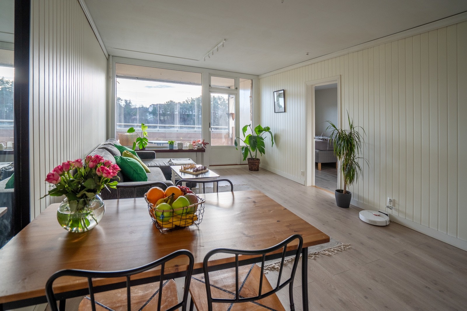 - God plass til spiseavdeling i stuen - Galleribilde