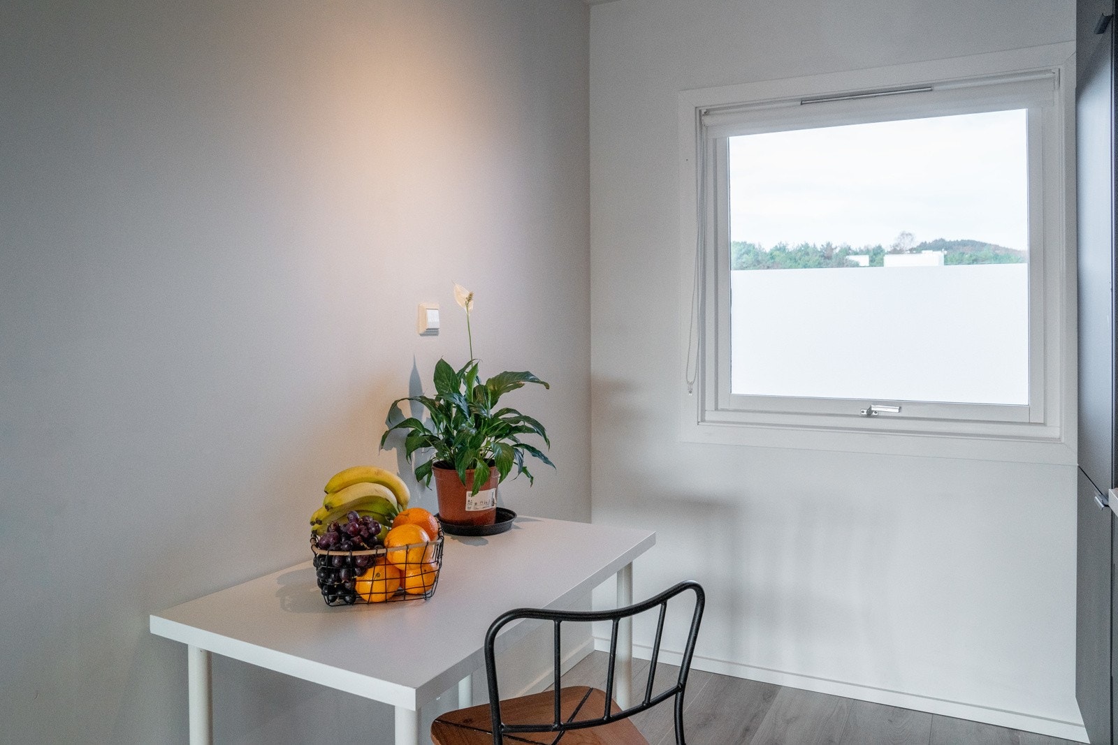 - Plass til spisebord ved kjøkkenvindu hvor det er fin, naturskjønn utsikt - Galleribilde