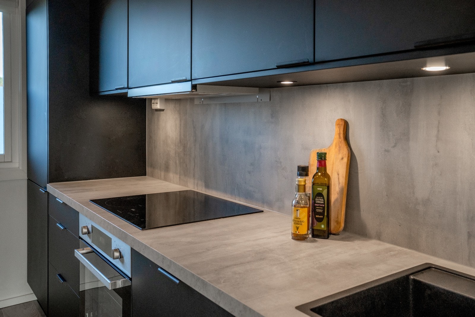 - Integrerte hvitevarer som induksjonsplatetopp, stekeovn, oppvaskmaskin og kjøl- og fryseskap. - Galleribilde