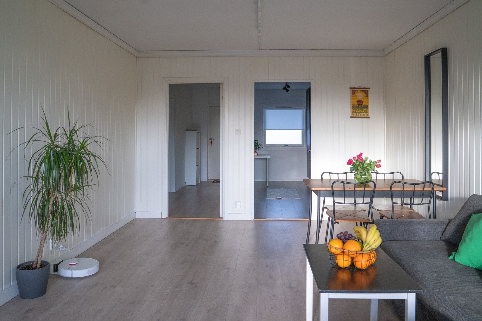 - Praktisk med inngang til kjøkkenet fra stuen. Opprinnelig var det inngang til kjøkken fra gangen. - Galleribilde