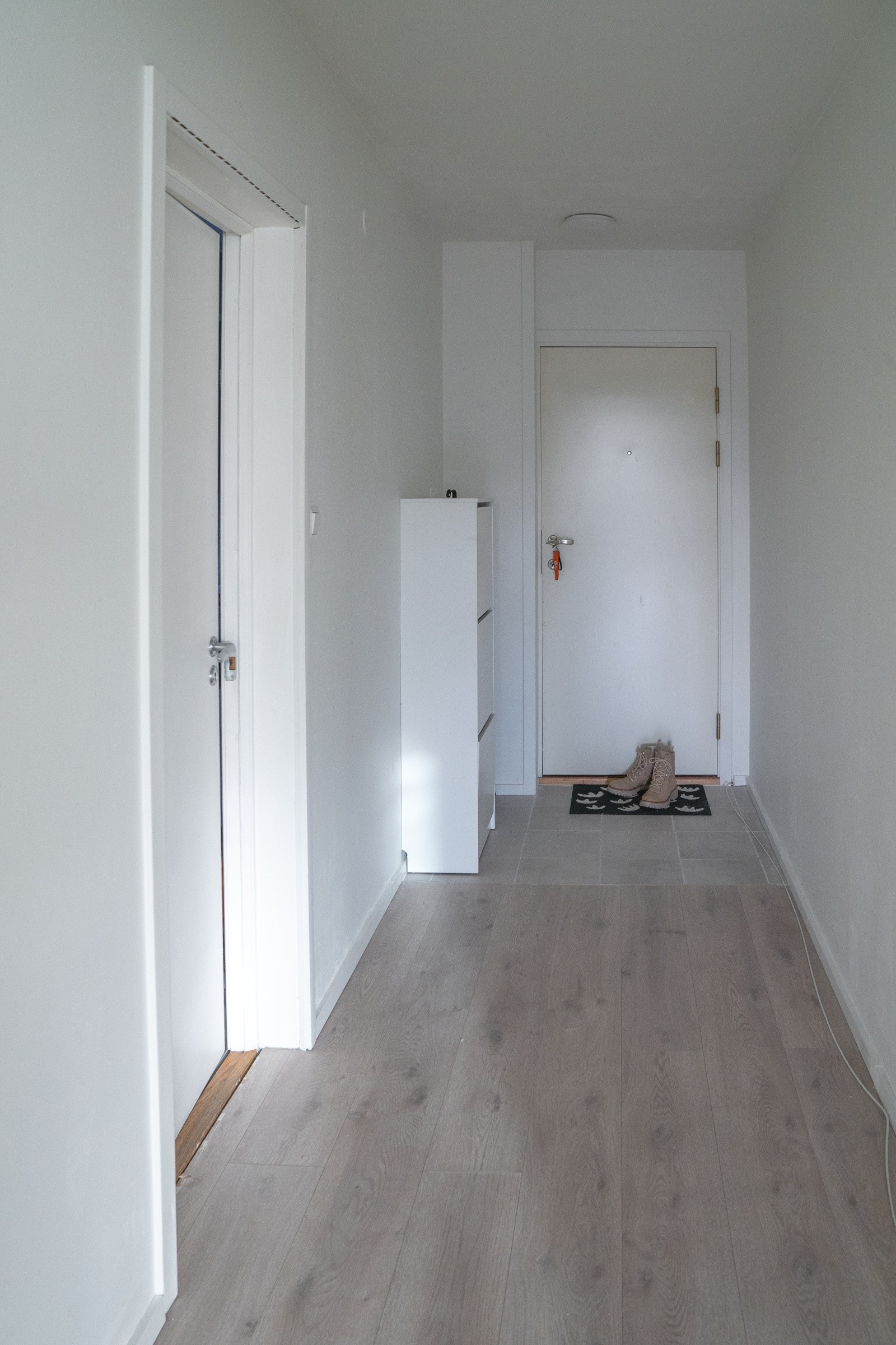 - Lys og fin entré/gang. I entré sone er det lagt fliser på gulvet. - Galleribilde