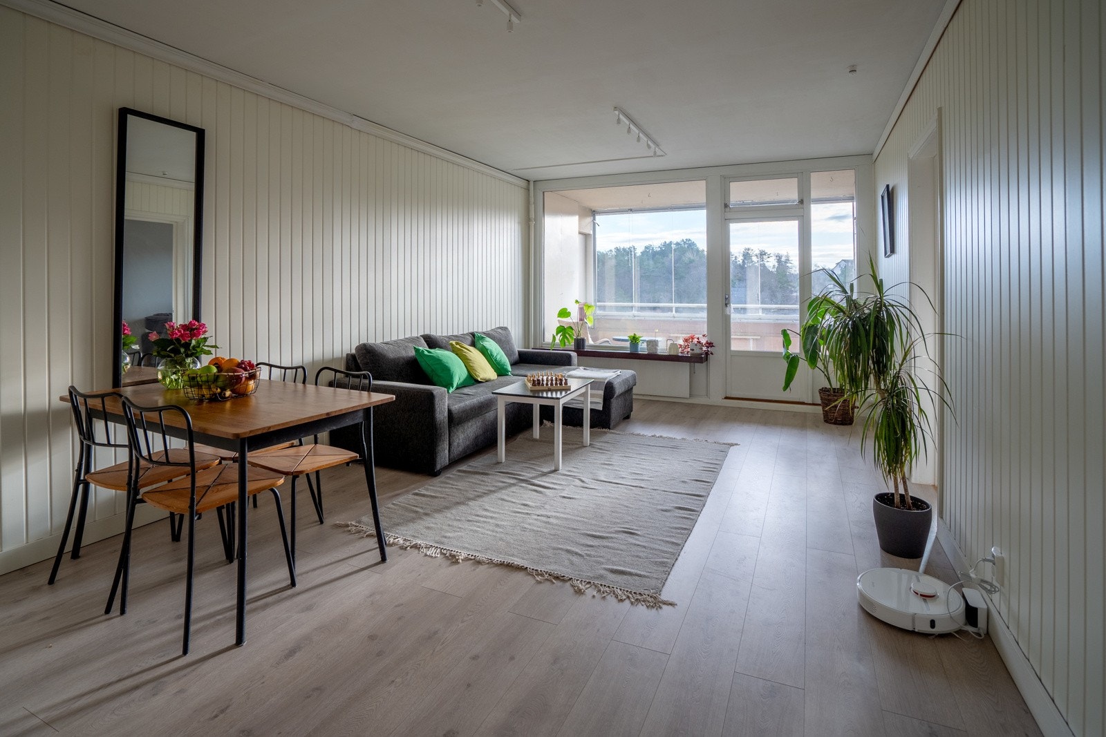 - Romslig stue med god plass til spiseavdeling og sofagruppe. Store vindusflater - Galleribilde