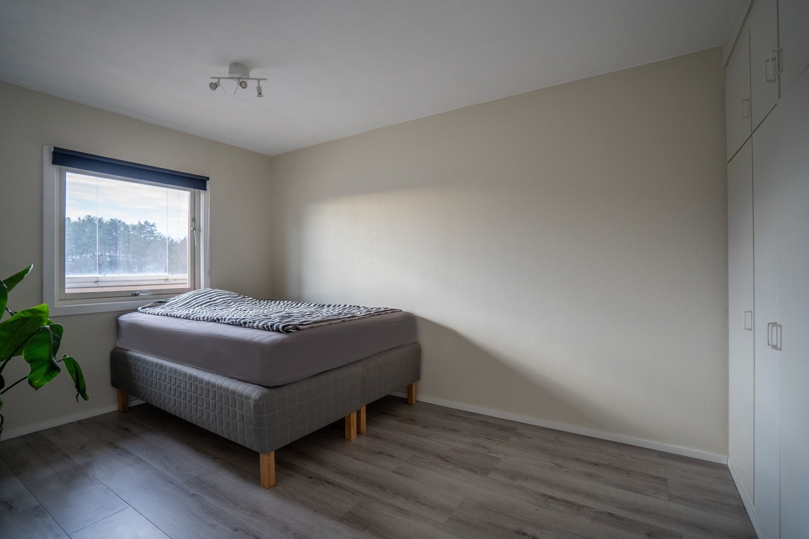 - Romslig hovedsoverom på 13 kvm med god, plassbygget garderobe og en romslig bod. - Galleribilde