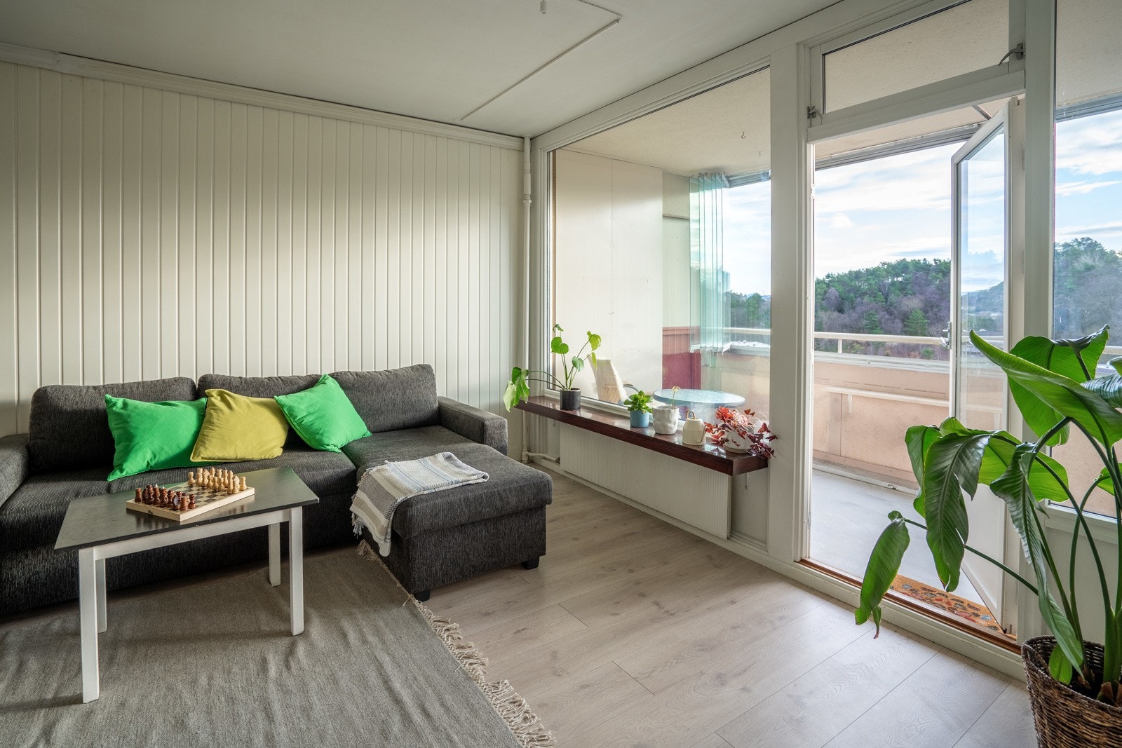 - Den innglassede balkongen er en forlengelse av stuen - Galleribilde