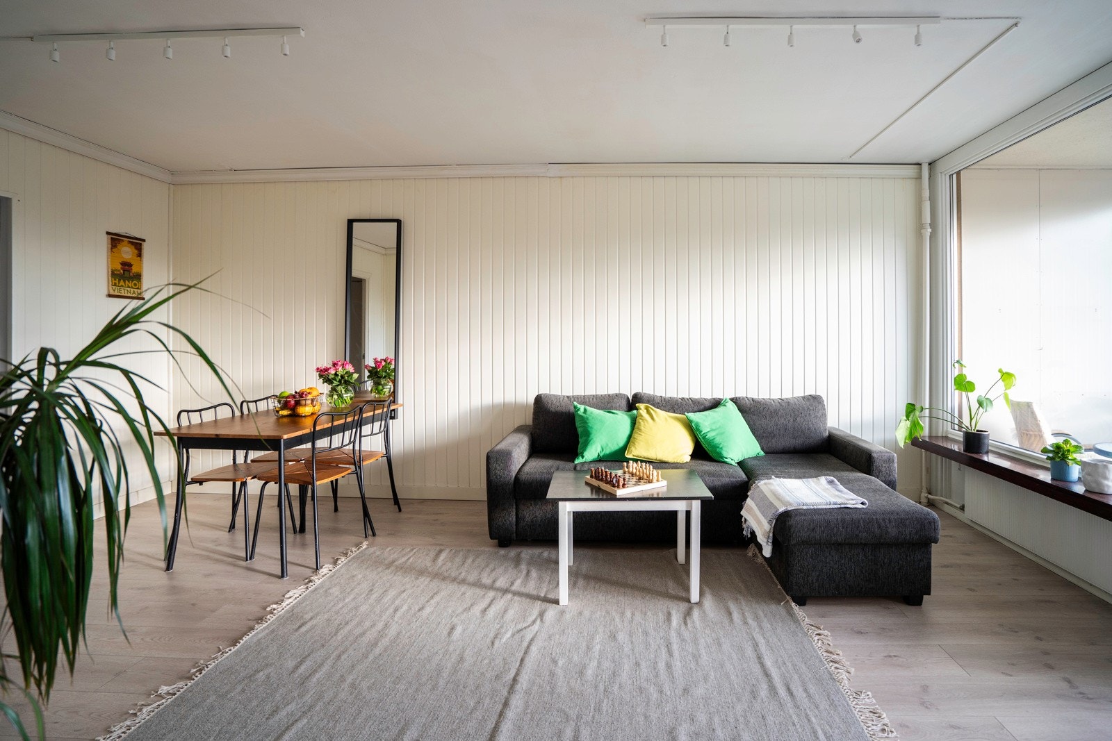 - Gulv ble lagt nytt i 2022 og er gjennomgående i leiligheten - Galleribilde