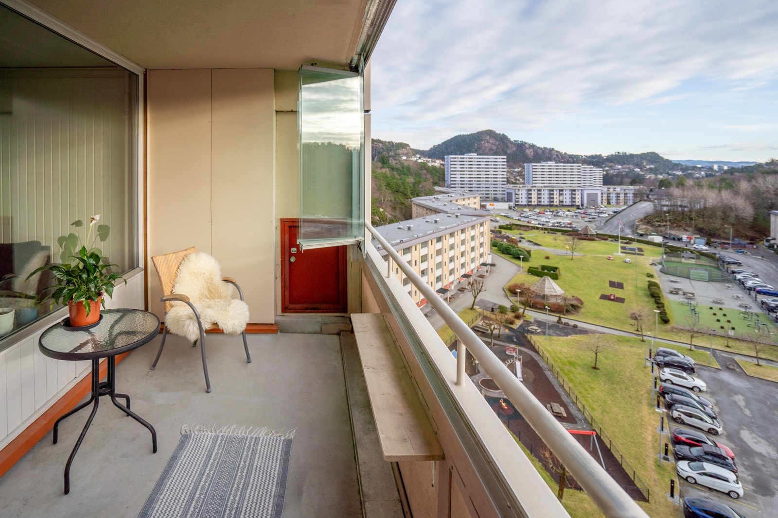 - Med beliggenhet såpass høyt oppe unngår man det meste av støyen fra gateplan og har full oversikt over fellesområdet til borettslaget - Galleribilde