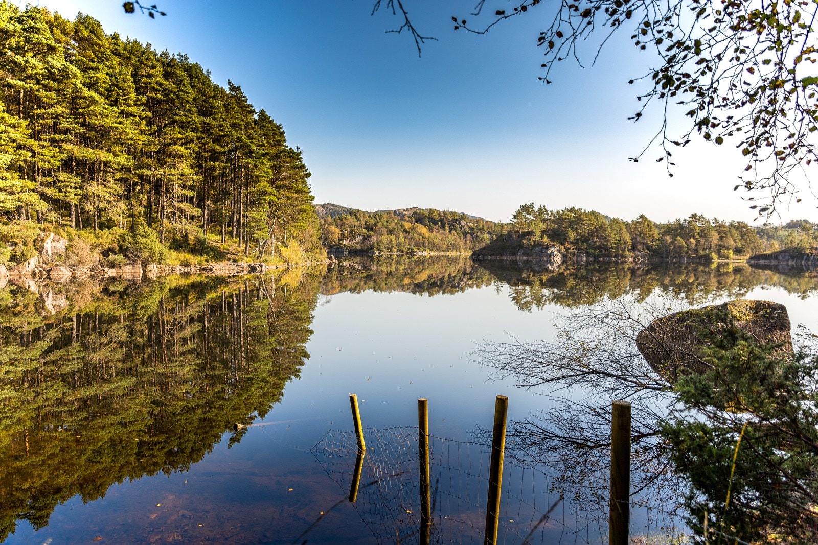 - Nydelig å gå rundt Storavatnet. Om man ønsker mer utfordrende tur er det varierte løyper opp Lyderhorn - Galleribilde