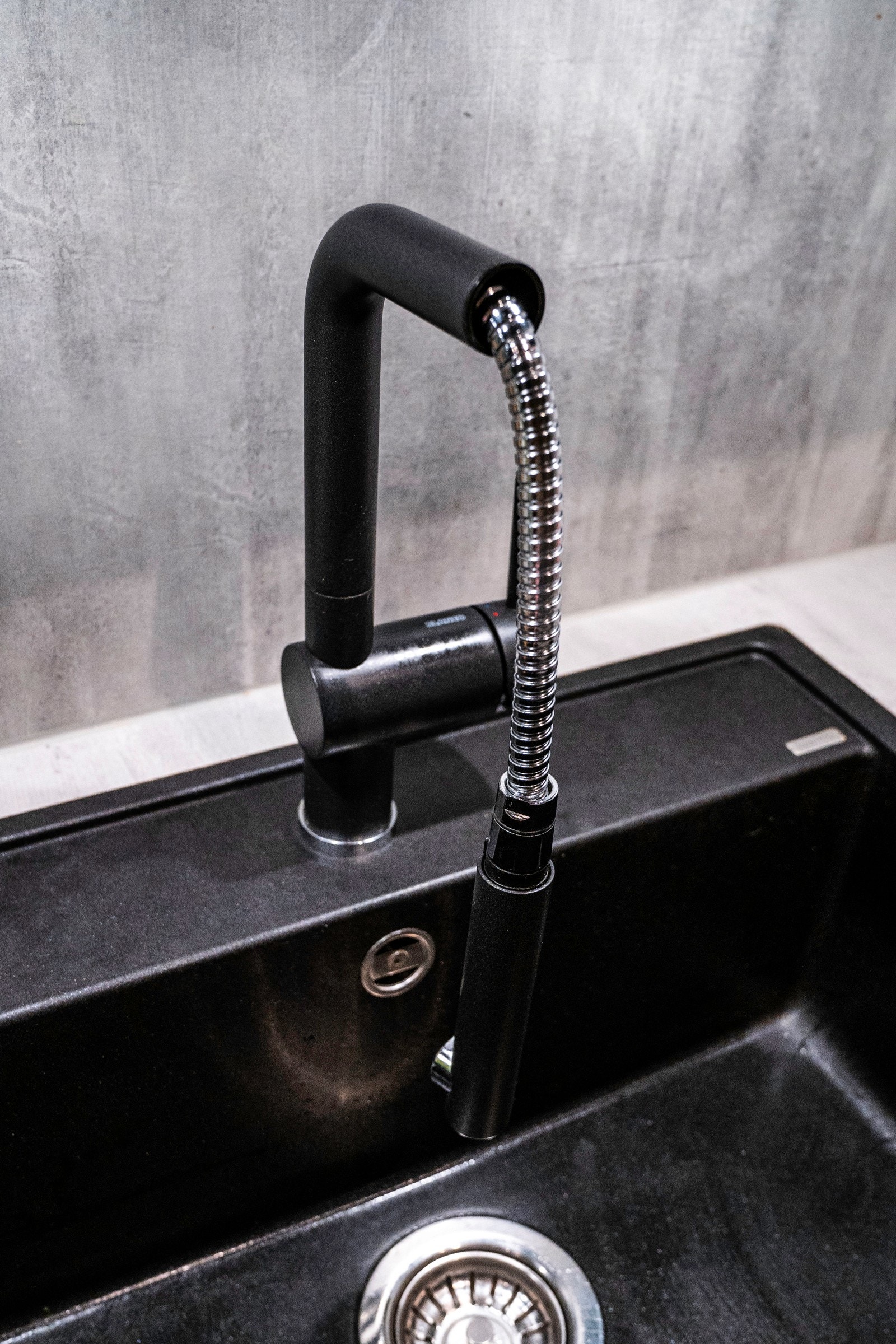 - Enkelt og praktisk med renhold på kjøkkenet med underlimt oppvaskkum og uttagbar "dusjhode" - Galleribilde