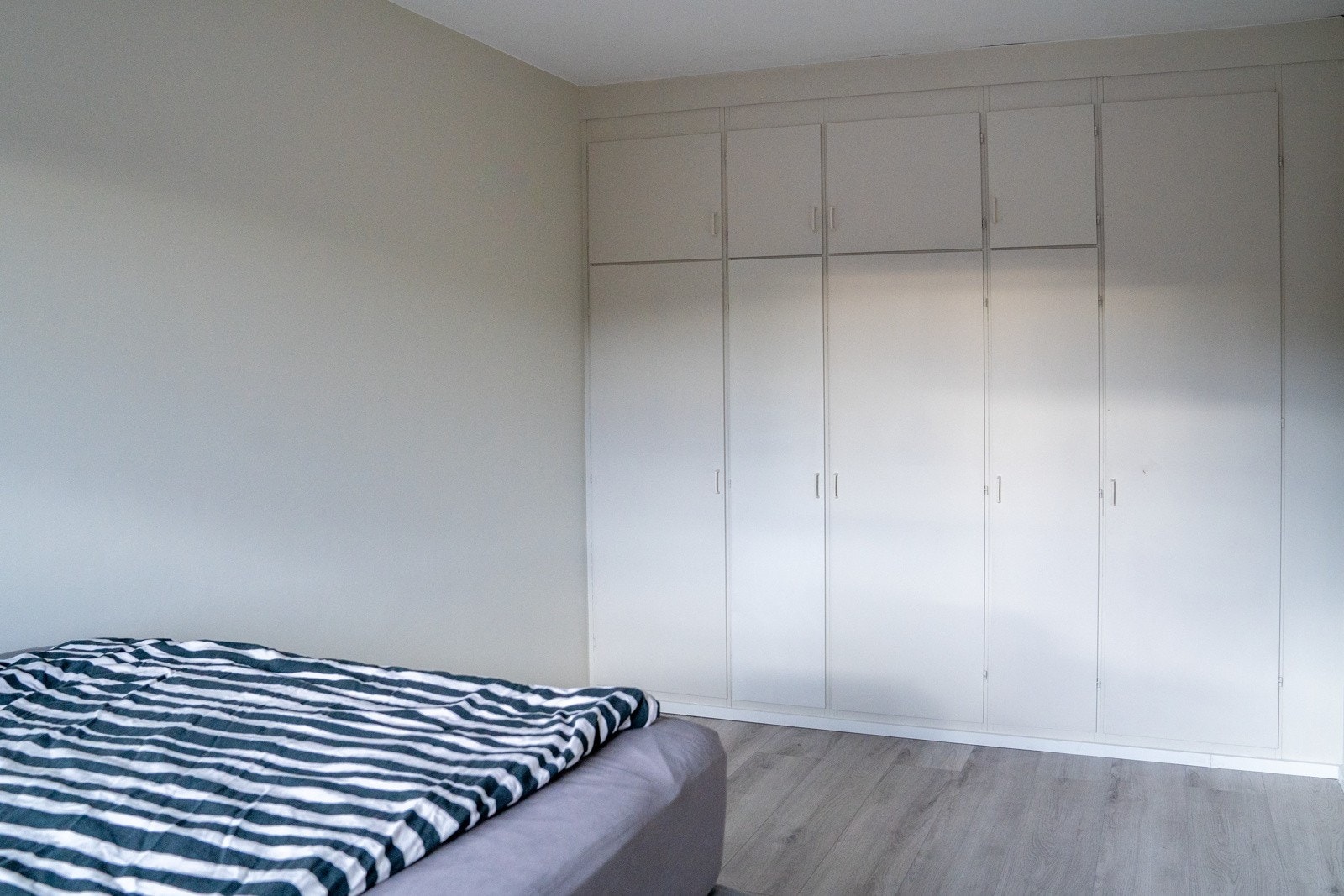 - Plassbygget garderobe og innvendig bod i bakkant av garderoben på 14 kvm. Det er mange i borettslaget som har innredet boden som omkledningsrom/garderobe - Galleribilde