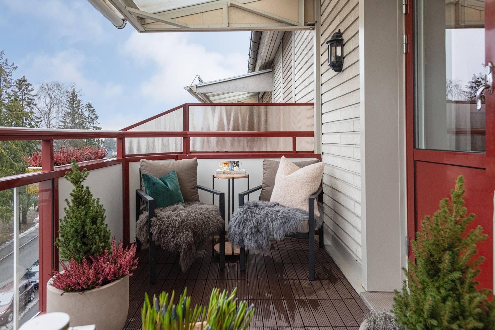 Her er det god plass til utemøbler og grill - perfekt for lune sommerkvelder Galleribilde