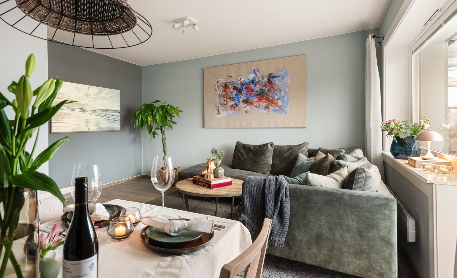 Leiligheten ligger fint plassert i byggets toppetasje med gode lysforhold og hyggelig utsyn Galleribilde