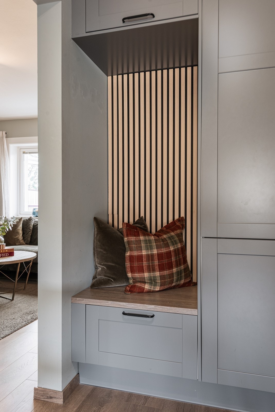 Norema garderobe i gangen fra 2022 matcher kjøkken for en helhetlig stil Galleribilde