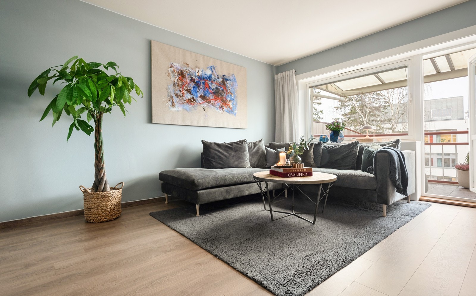 Påkostet og meget attraktiv gjennomgående 2 roms andelsleilighet med idyllisk beliggenhet. Galleribilde