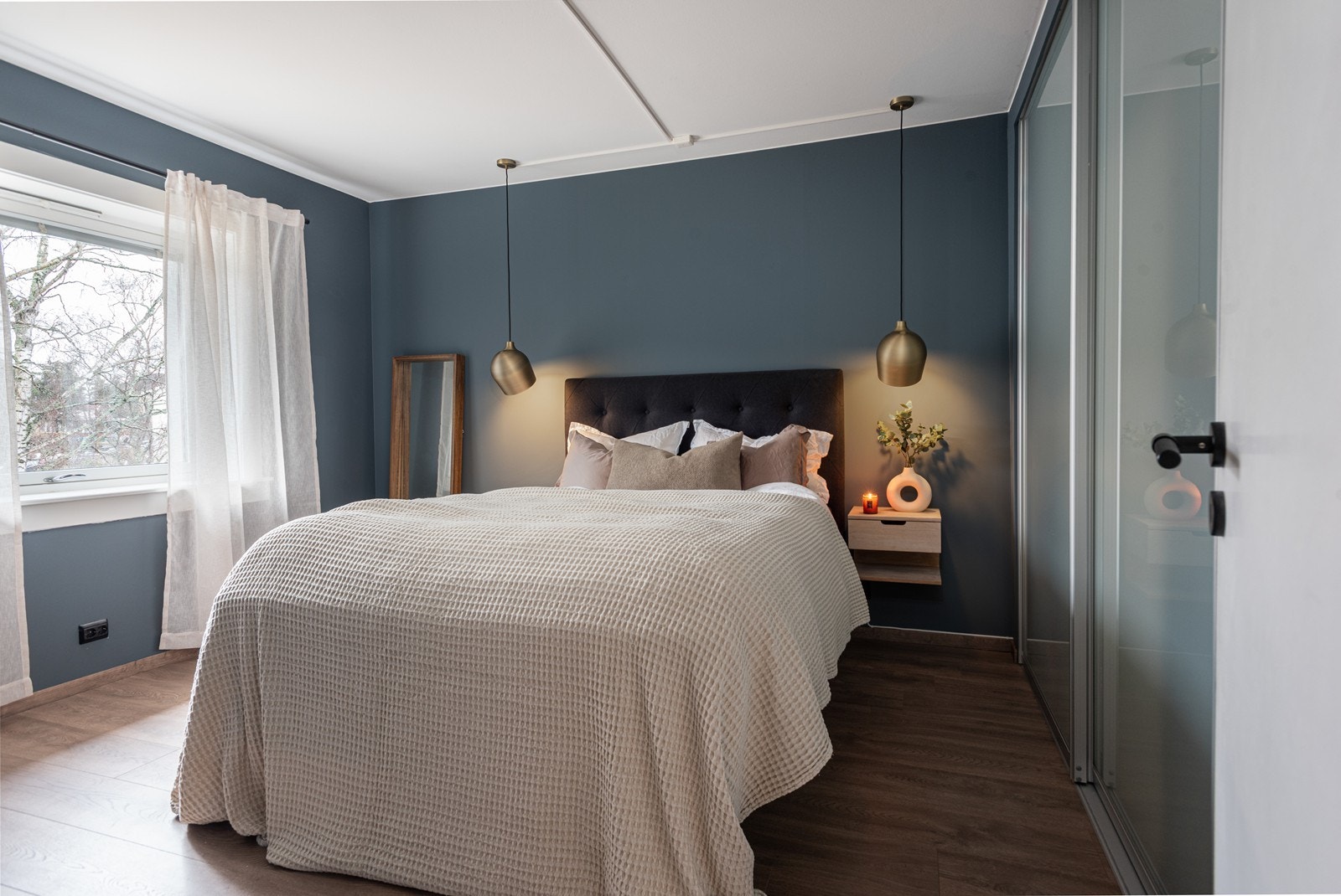 Lyst og romslig soverom med god plass til dobbeltseng Galleribilde