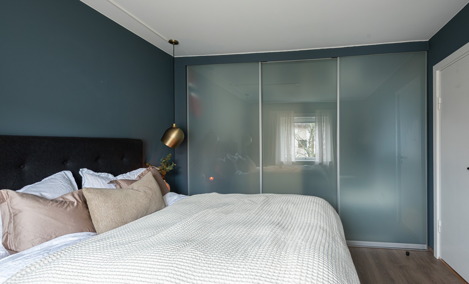 Stor skyvedørsgarderobe fra ACME Galleribilde