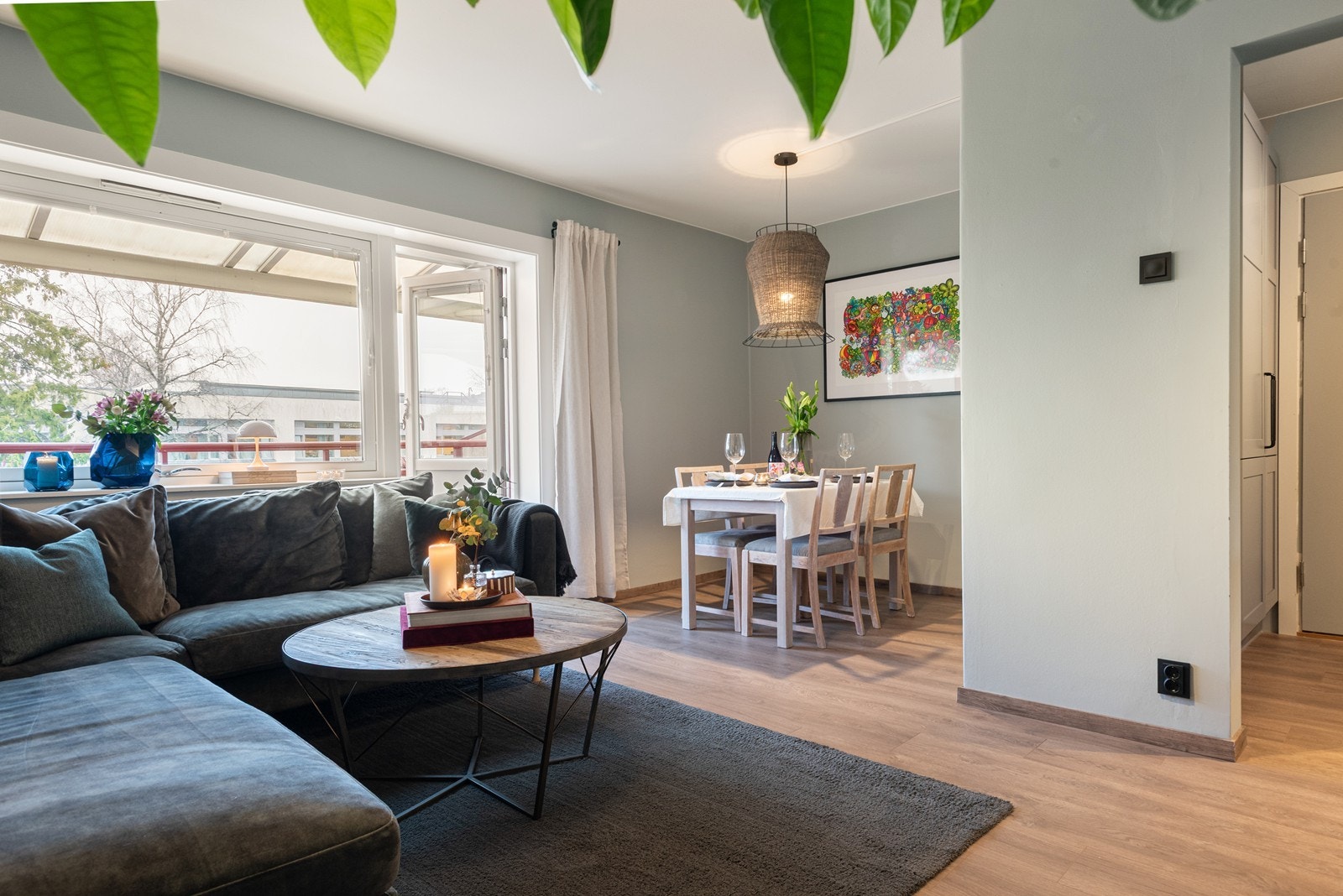 Leiligheten har en praktisk planløsning som gir en naturlig soneinndeling. Galleribilde