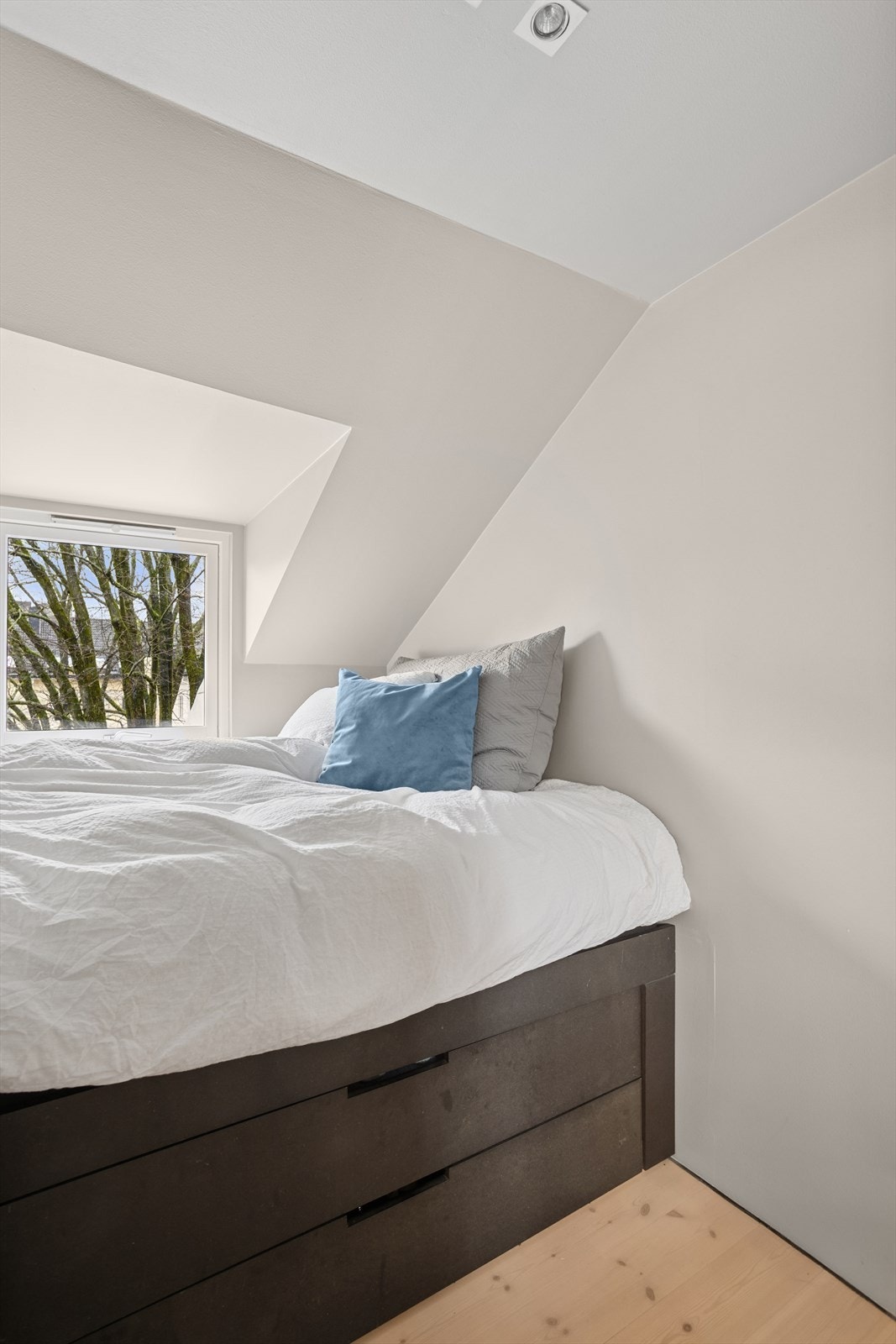 Praktisk oppbevaring under seng. Galleribilde