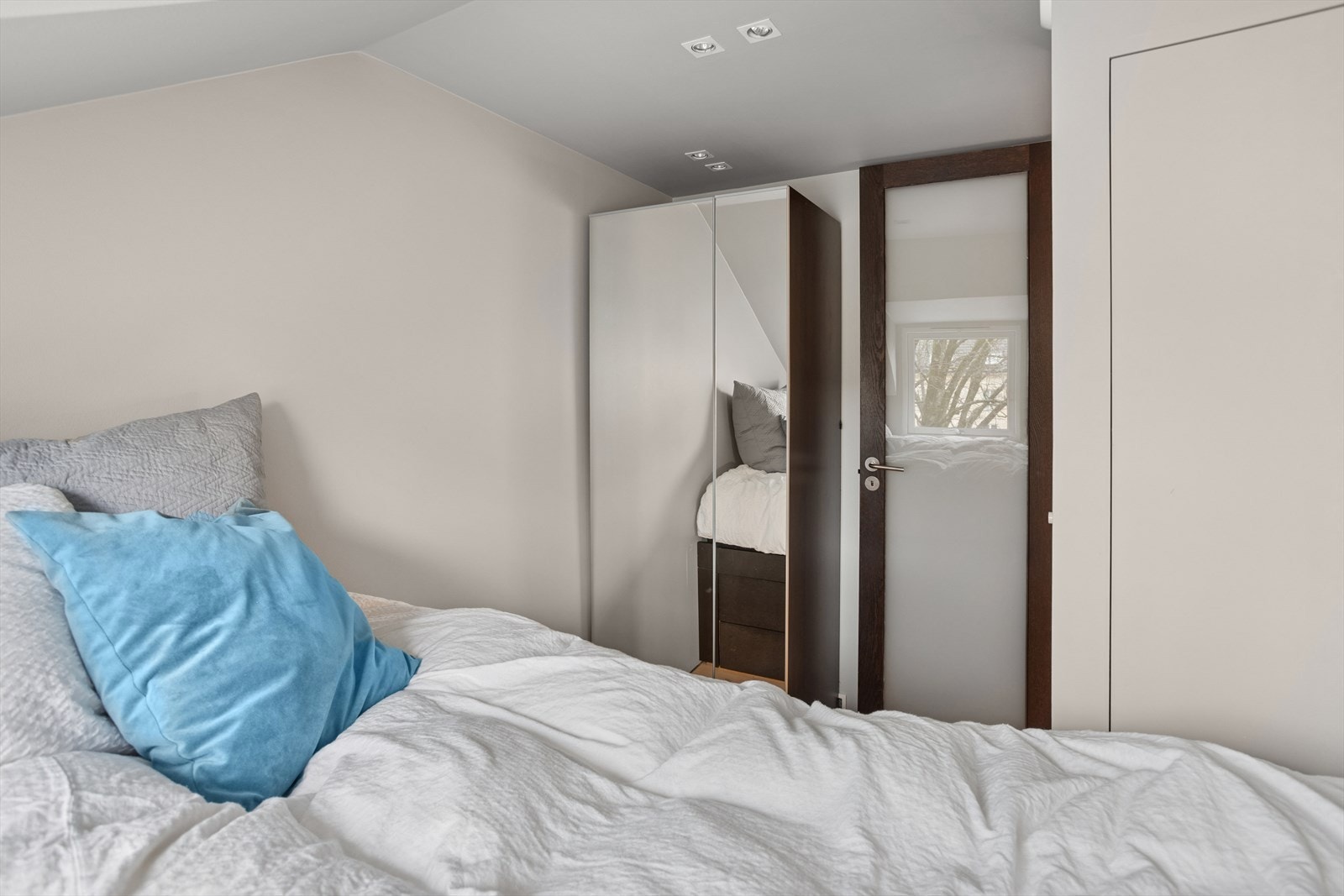 Garderobeskap på soverommet medfølger. Galleribilde